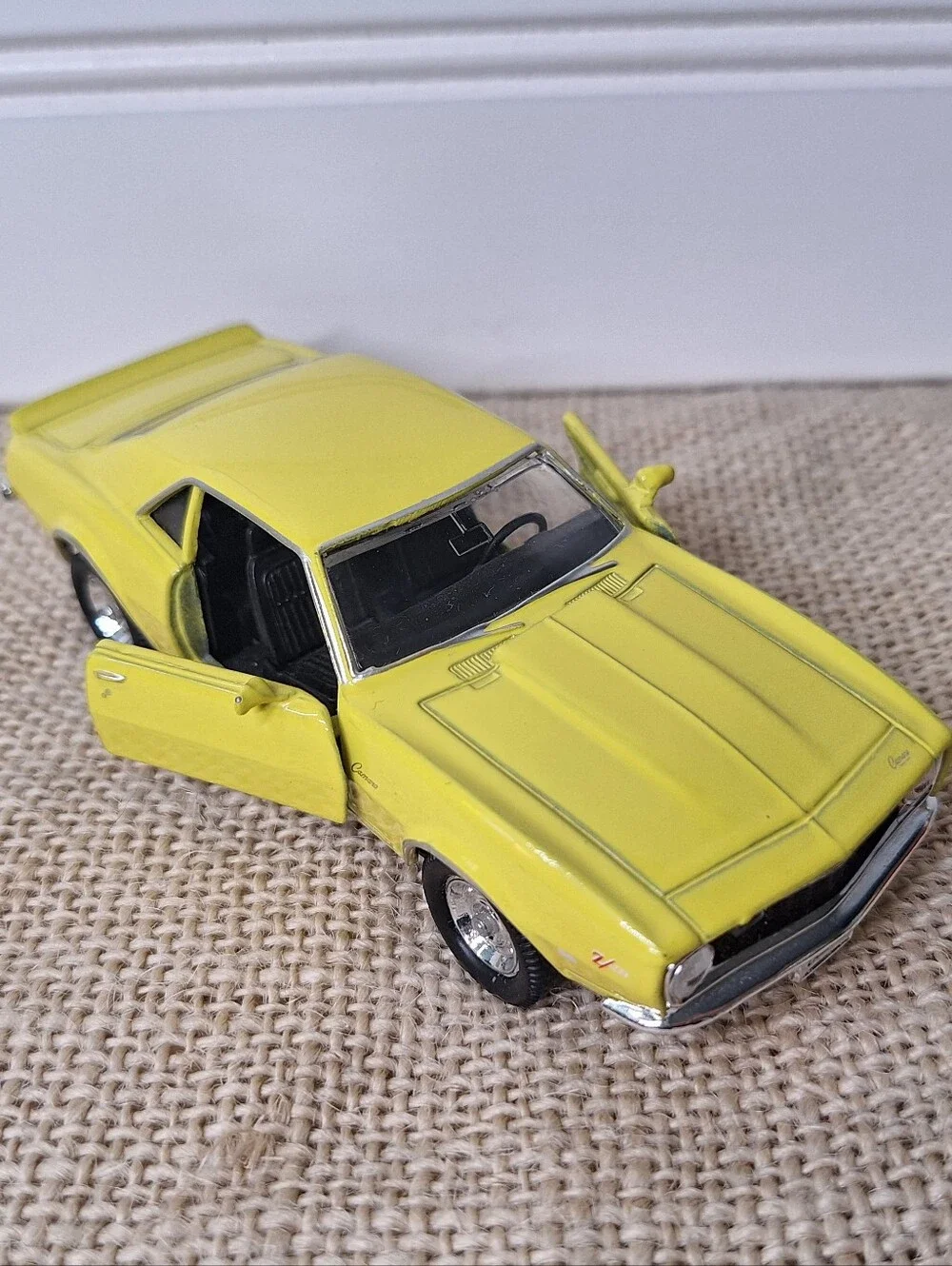 Lot Of 2 1968 Chevrolet Camaro Z28. Welly Die Cast Cars 1/36 Scale